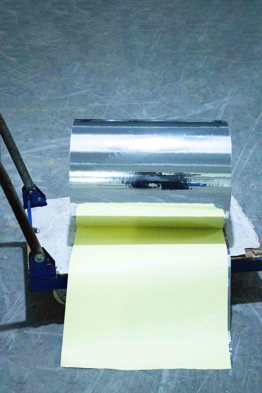 स्व चिपकने वाला स्टिकर पेपर रोल 50 हल्का चांदी पीईटी ((कोटिंग) एक्रिलिक चिपकने वाला 140 पीला